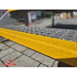 Stopień schodowy z TWS oczko standardowe 38x38 mm z żółtą nakładką